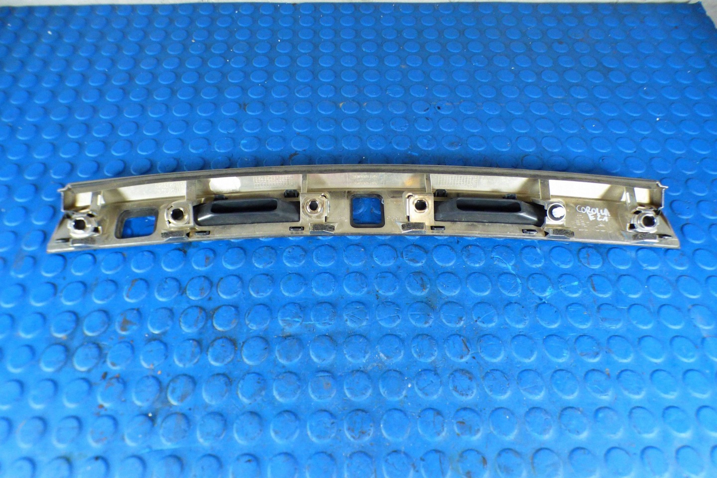 Moulage chrom Arrière 76801-02K00 Original st.BDB Toyota Corolla E21 Berline