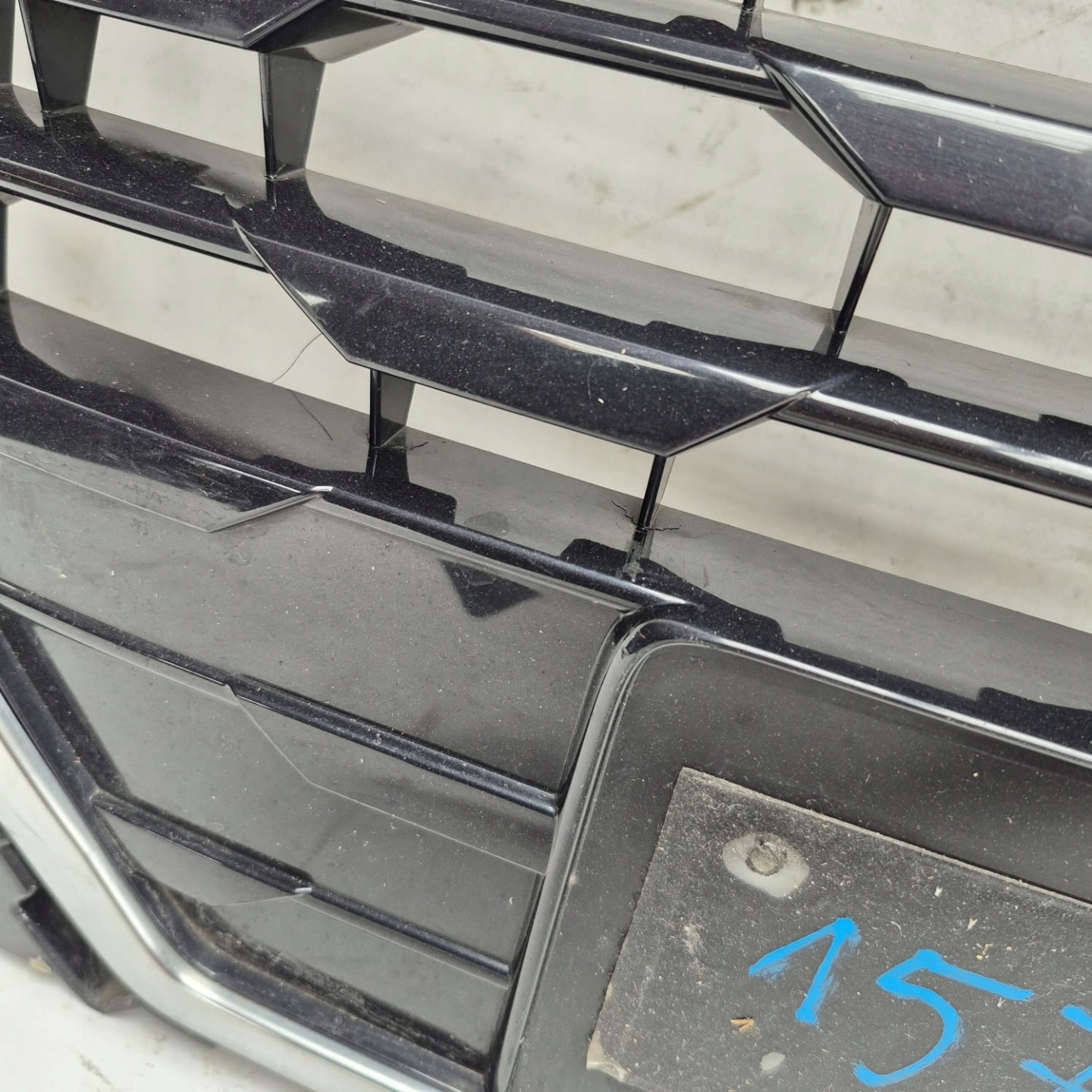 AUDI Q2 81A 16- grill grille radiator 81A853651