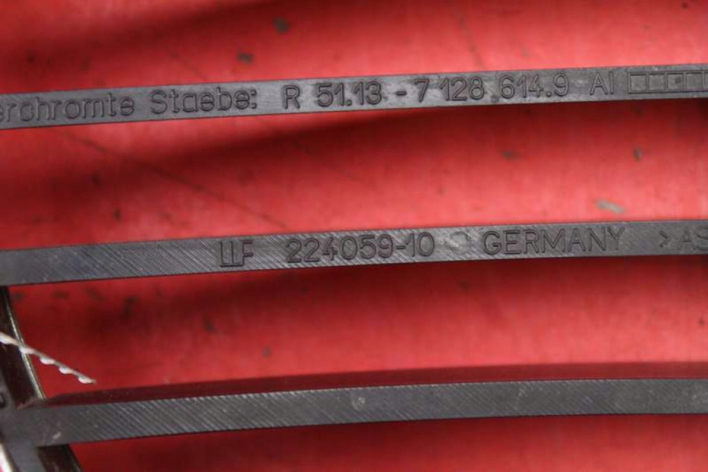maska bubreg desna crna 70771309 BMW E87 04-07