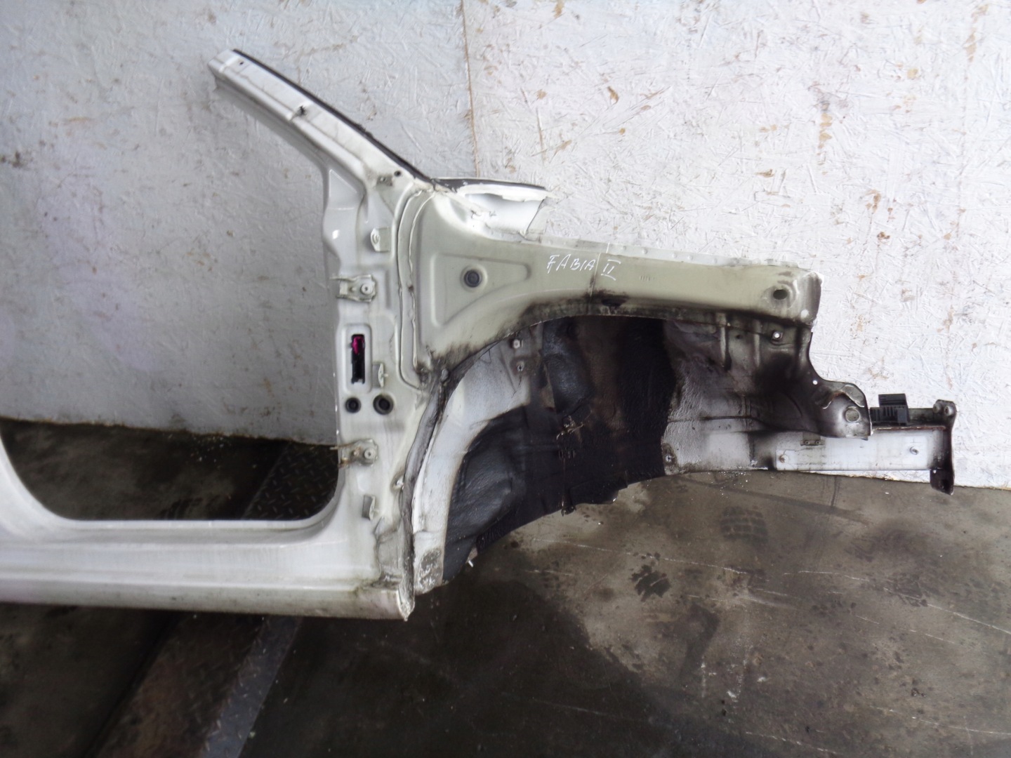 SKODA FABIA II 2 quarter front right threshold