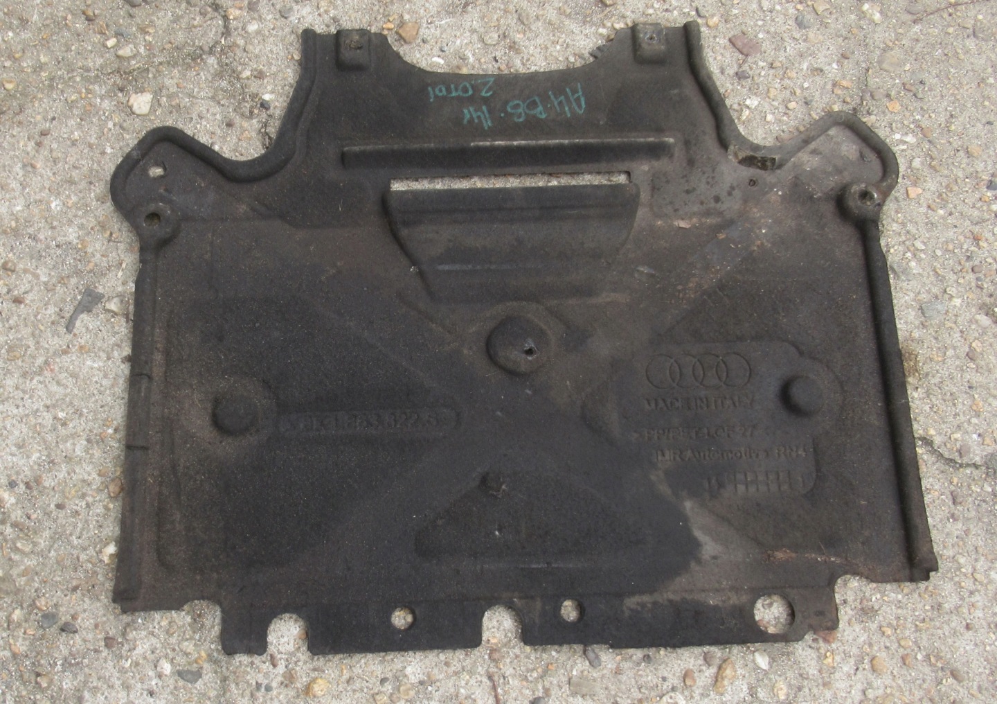 AUDI A4 B8 KOMBI 14 R 2.0 TDI Blende Abdeckung abdeckung unter Getriebe