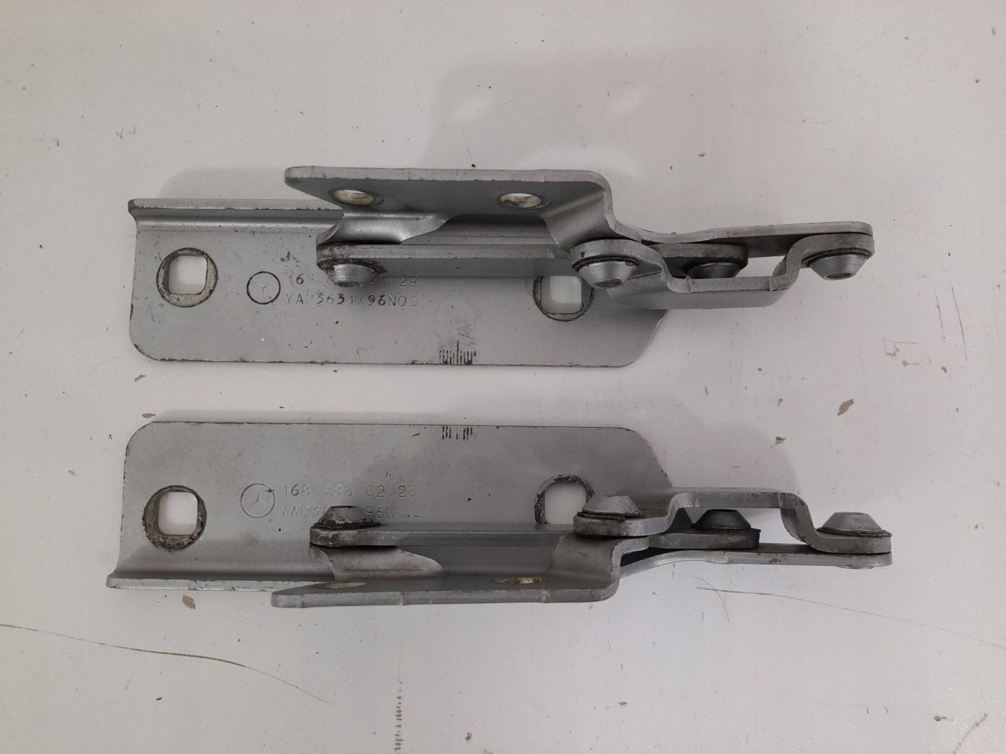 Mercedes-Benz A W168 Cerniere cofano 1688800128 (C30)