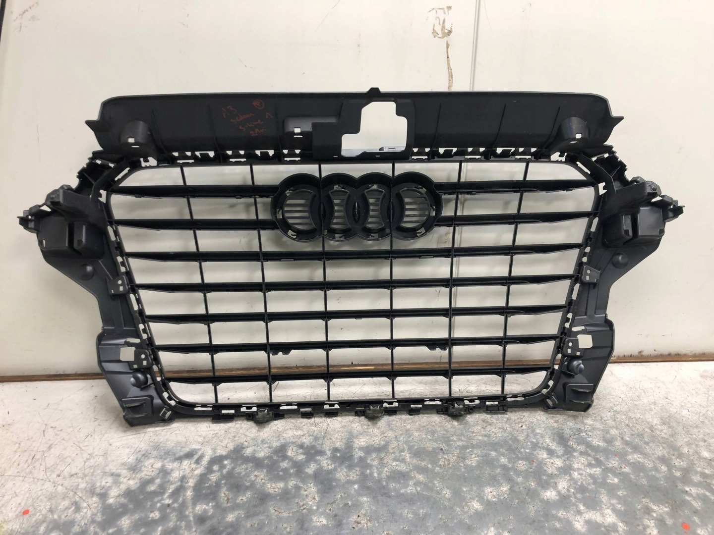 Grille Grille/masque AUDI A3 8V Berline S-LINE 8V5853651B