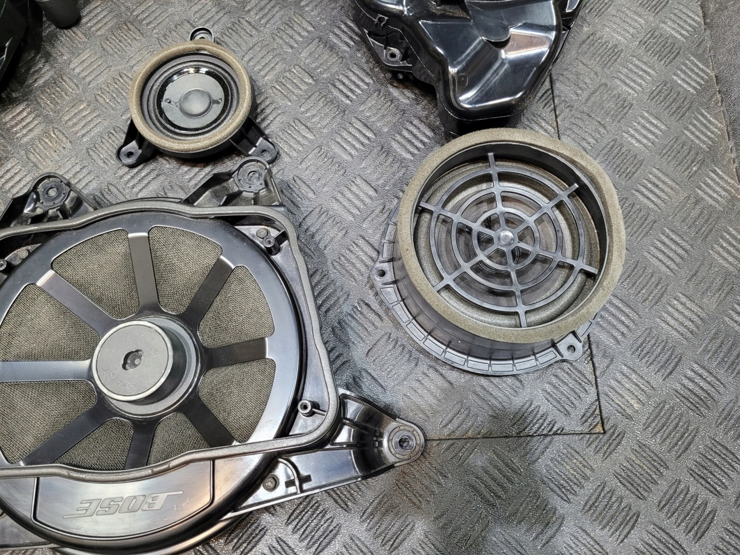 KOMPLET repráků repráky reprák SUBWOOFER BOSE AUDI A8 D4