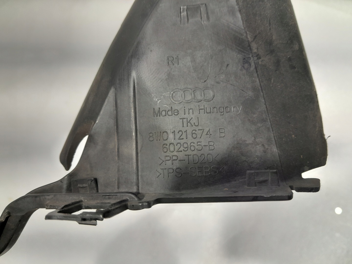 AUDI A4 B9 LIFT drain air right 8W0121674B
