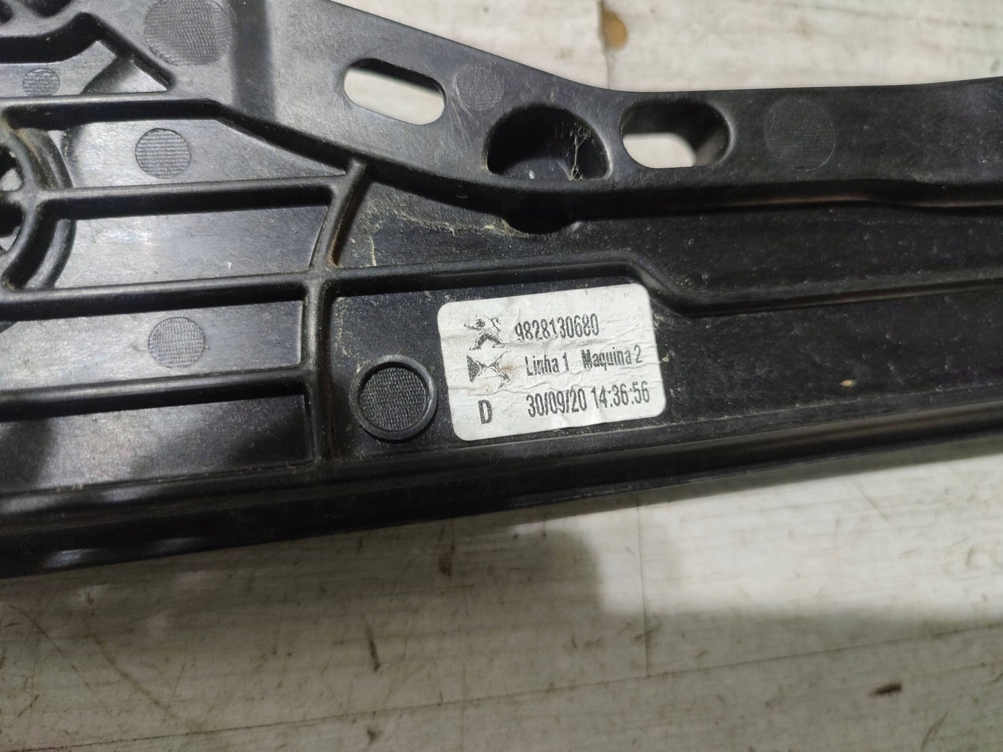 Peugeot 2008 II 2020 front right window regulator door przednich