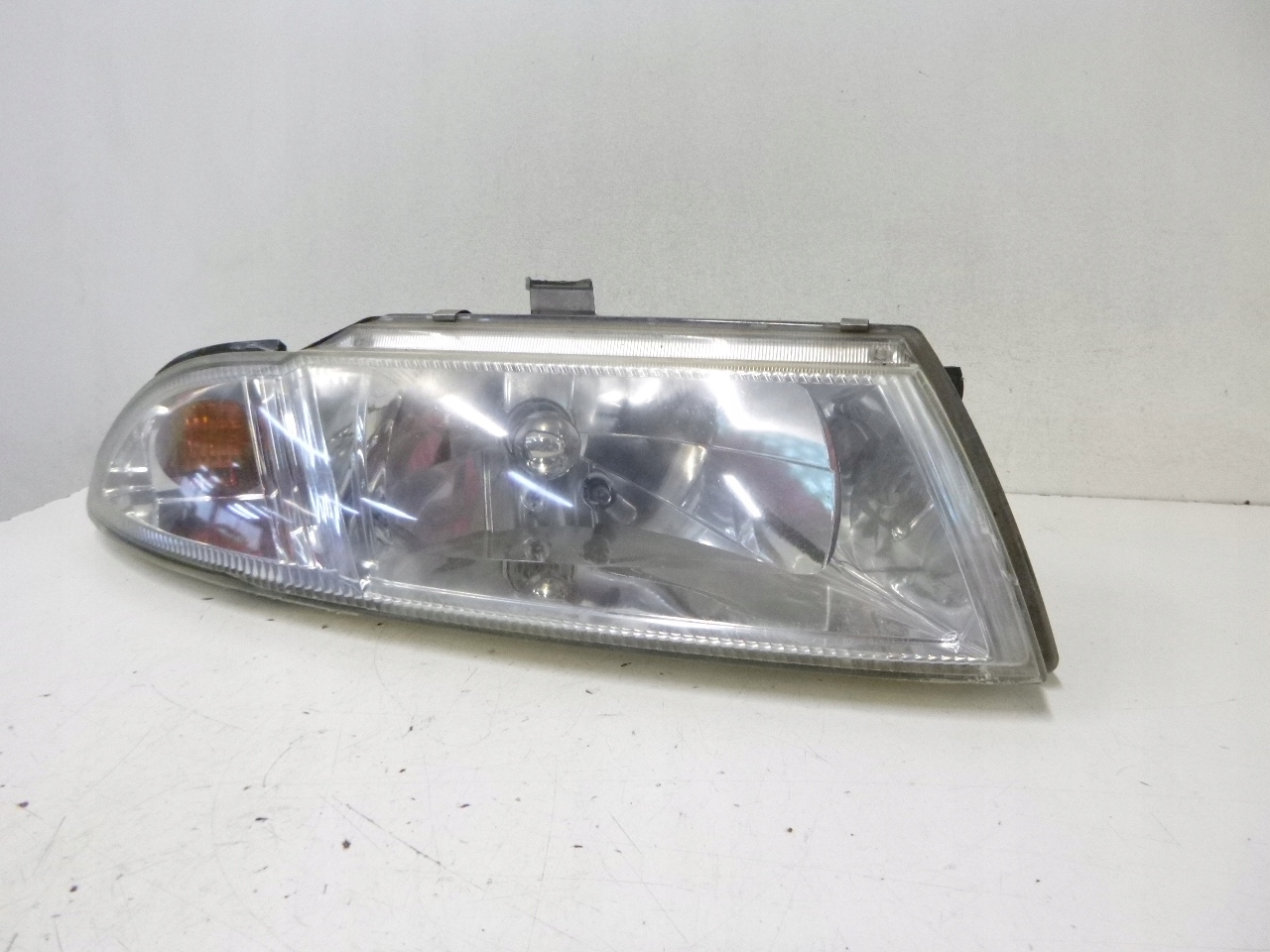 light front Mitsubishi Carisma Lift 2001r.