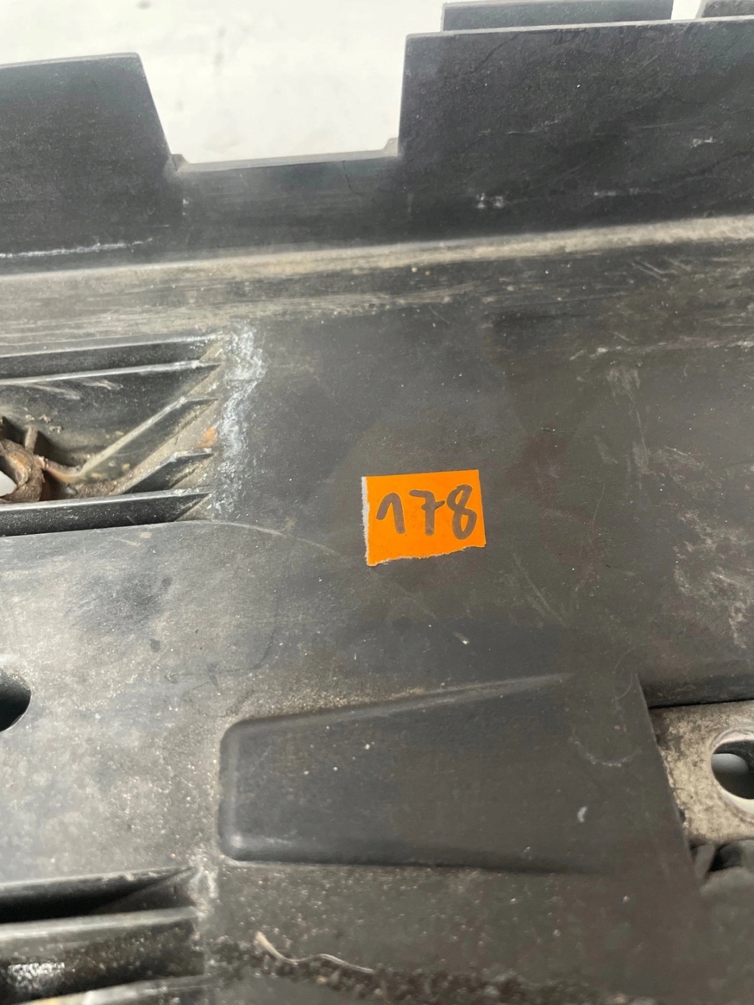 držák obal akumulátoru Ford Galaxy MK3 lift Mondeo MK4