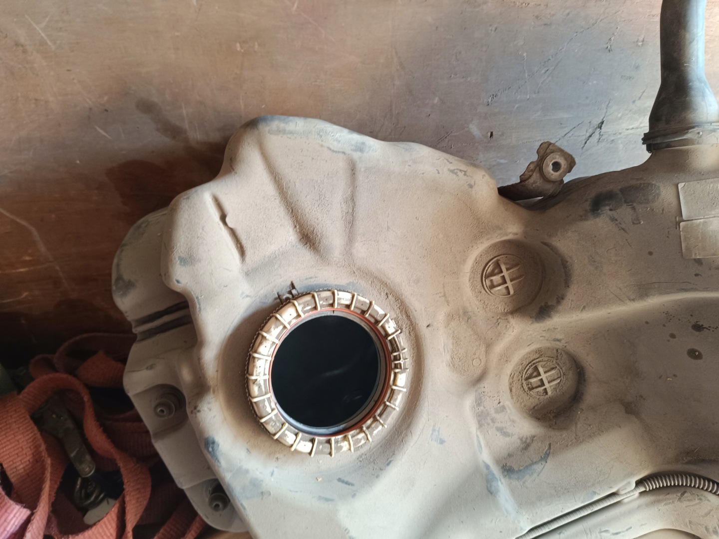 spremnik rezervoar goriva Audi A5 8T 2.7 V6 8T0201021DE