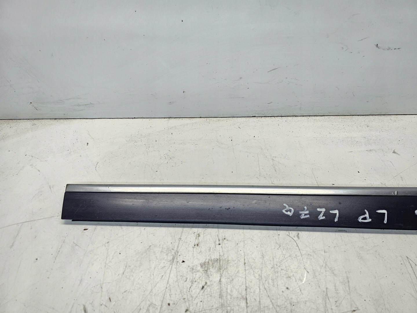 moulding lower door left front AUDI A6 C6 LIFT LZ7Q