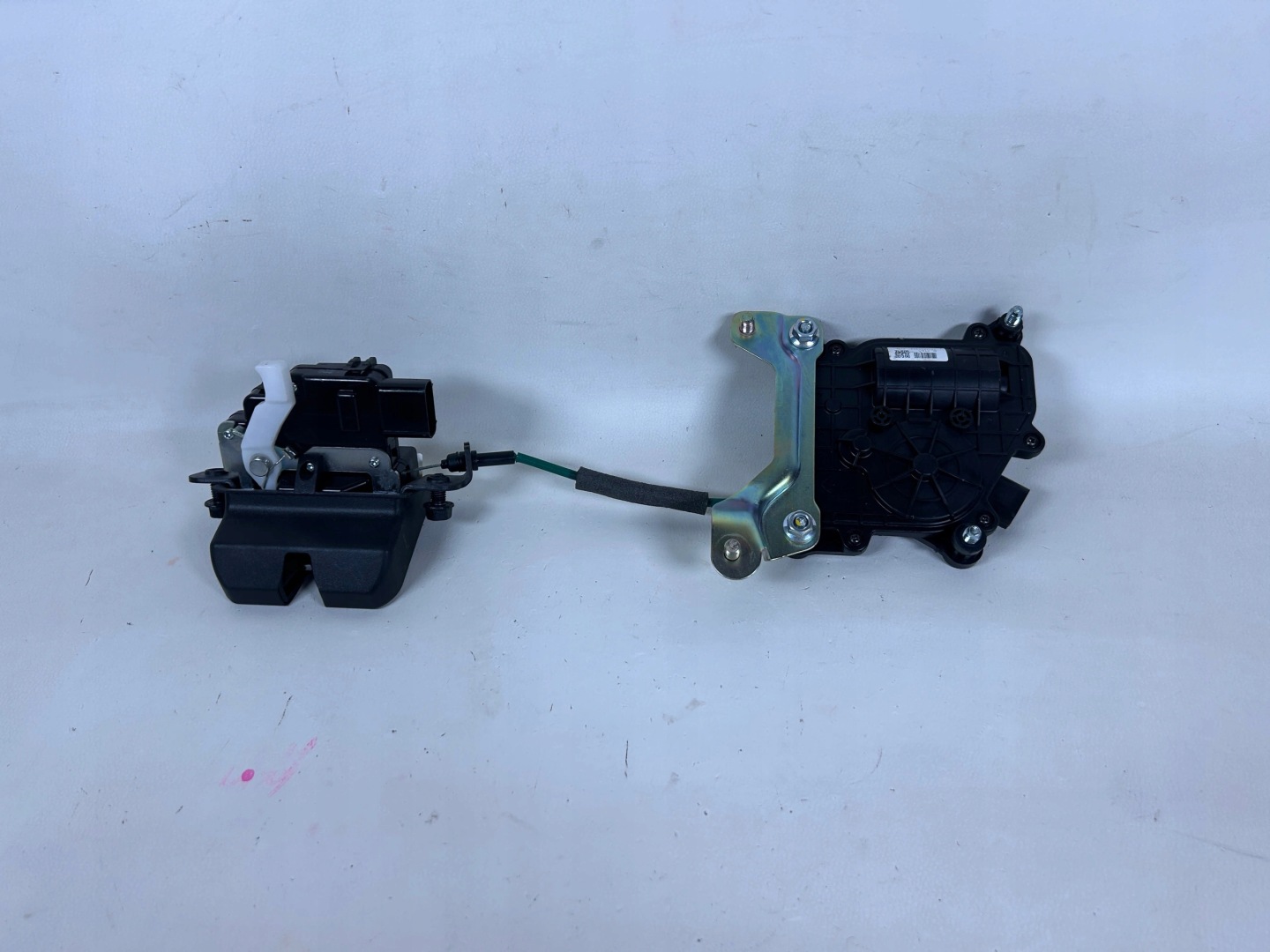KIA Sportage lock of rear bonnet boot 2325802