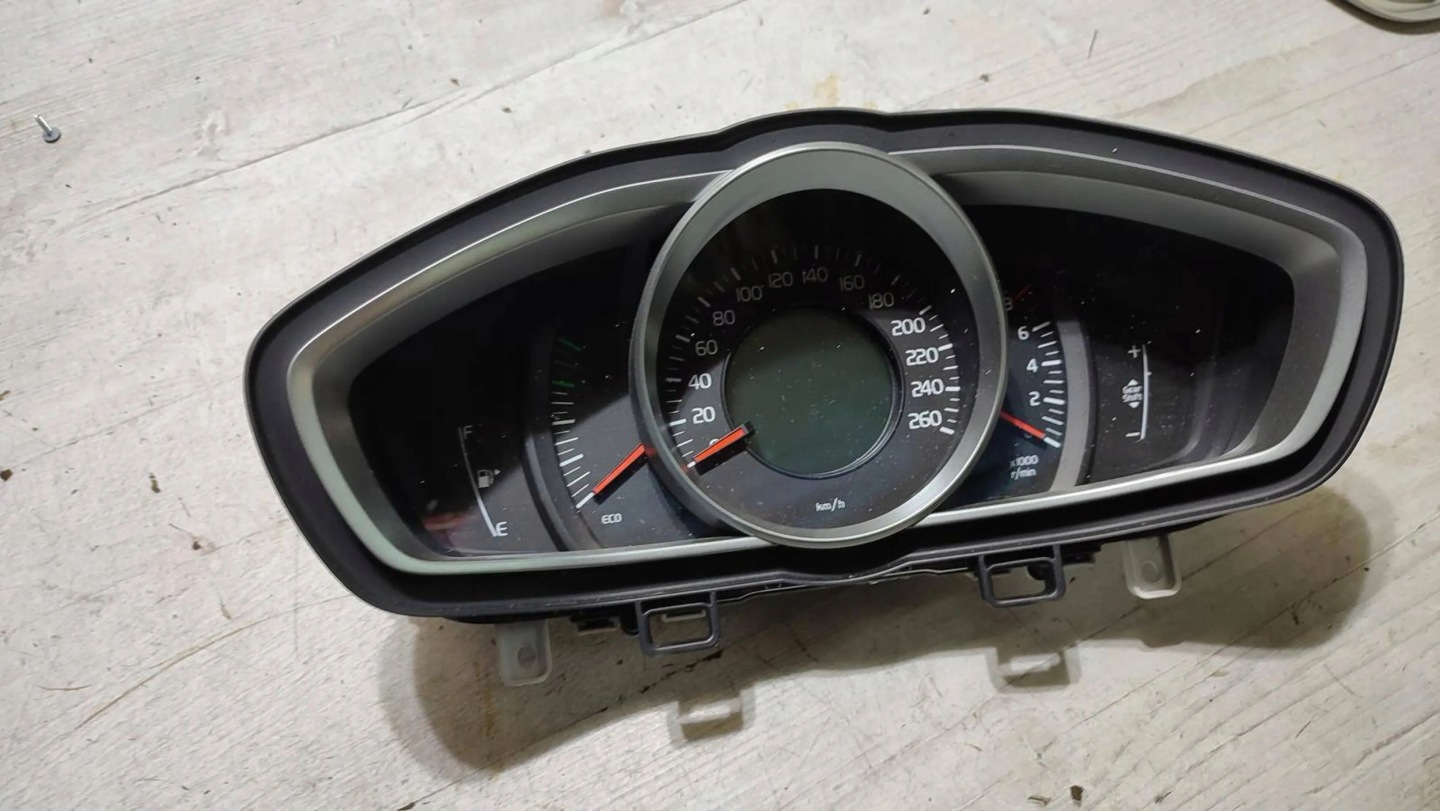 Volvo V40 2018 dials dials