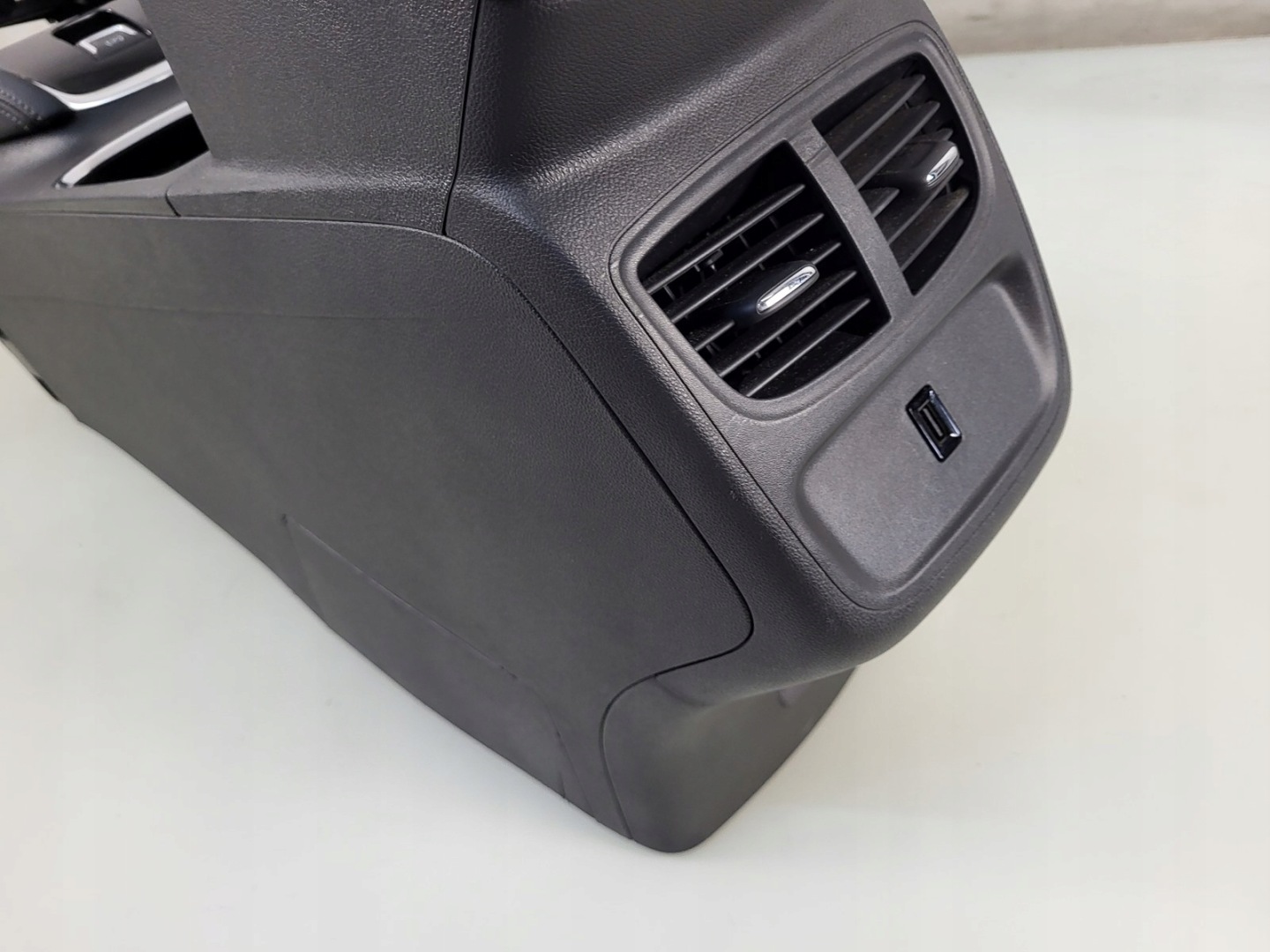 tunel central armrest button OPEL GRANDLAND YP000546YX