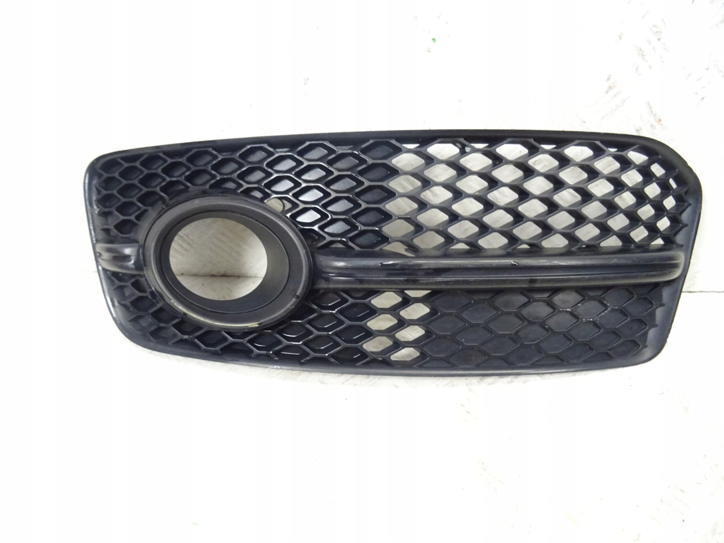 grid of a bumper front front right AUDI Q5 8R S-LINE