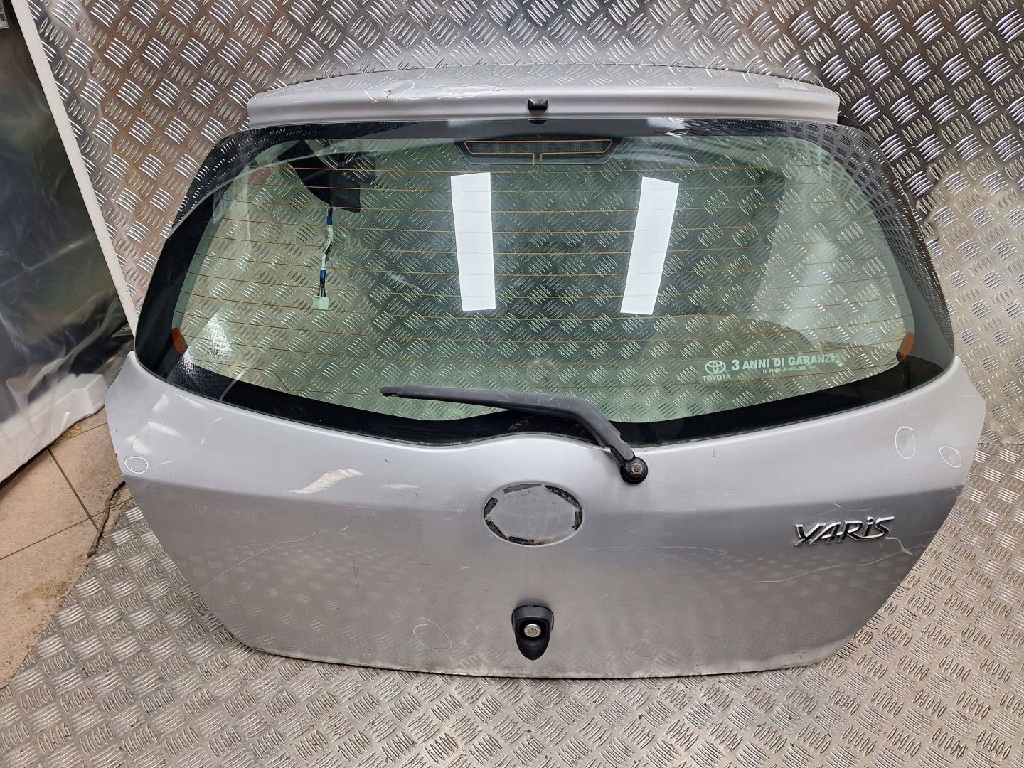 trunk door TOYOTA YARIS II 06-11