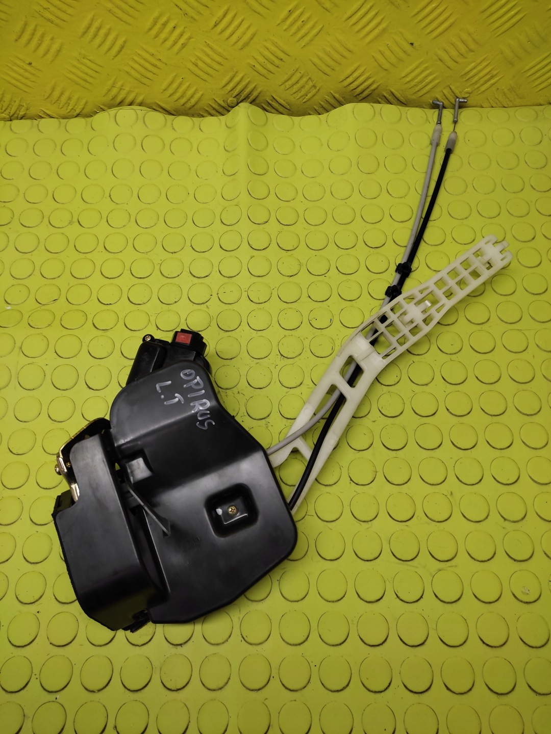 KIA OPIRUS lock door left rear part