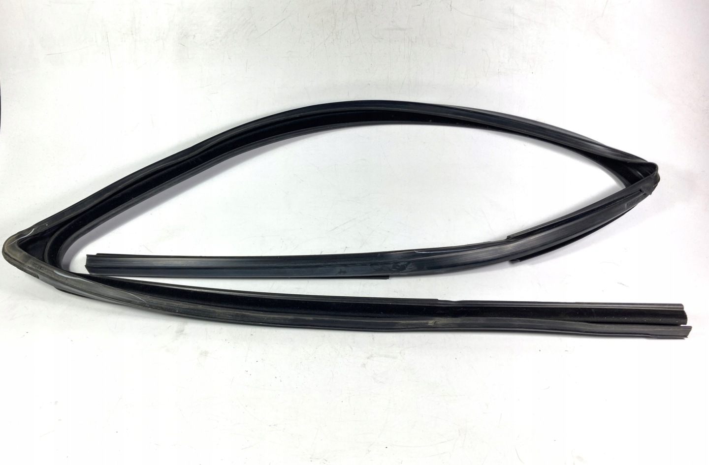 Ram 2500, 3500 gasket door windows right front 2019-26