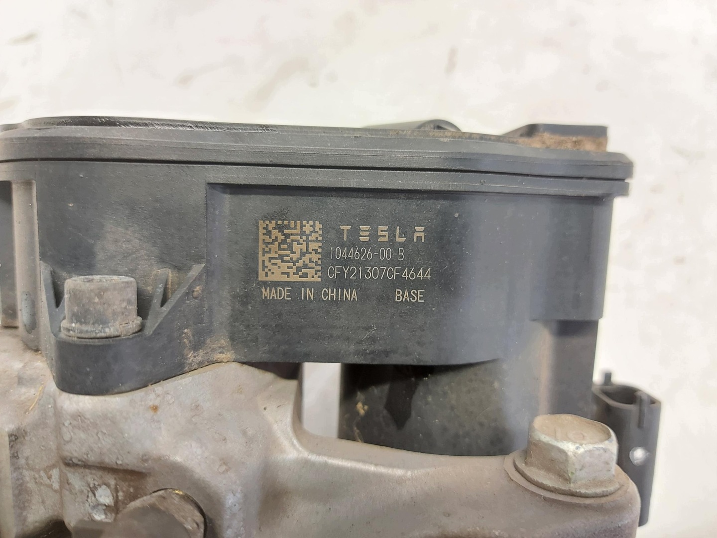 TESLA MODEL 3 2022r caliper brake rear part right 1044626-00-B