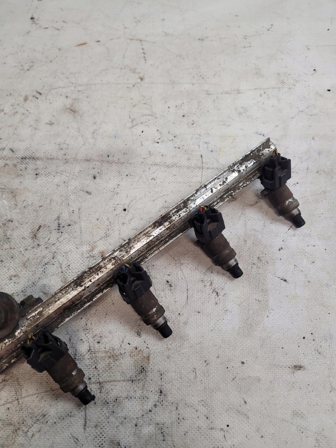 injection ramp + injectors HONDA CIVIC VI 1.4B 97r.