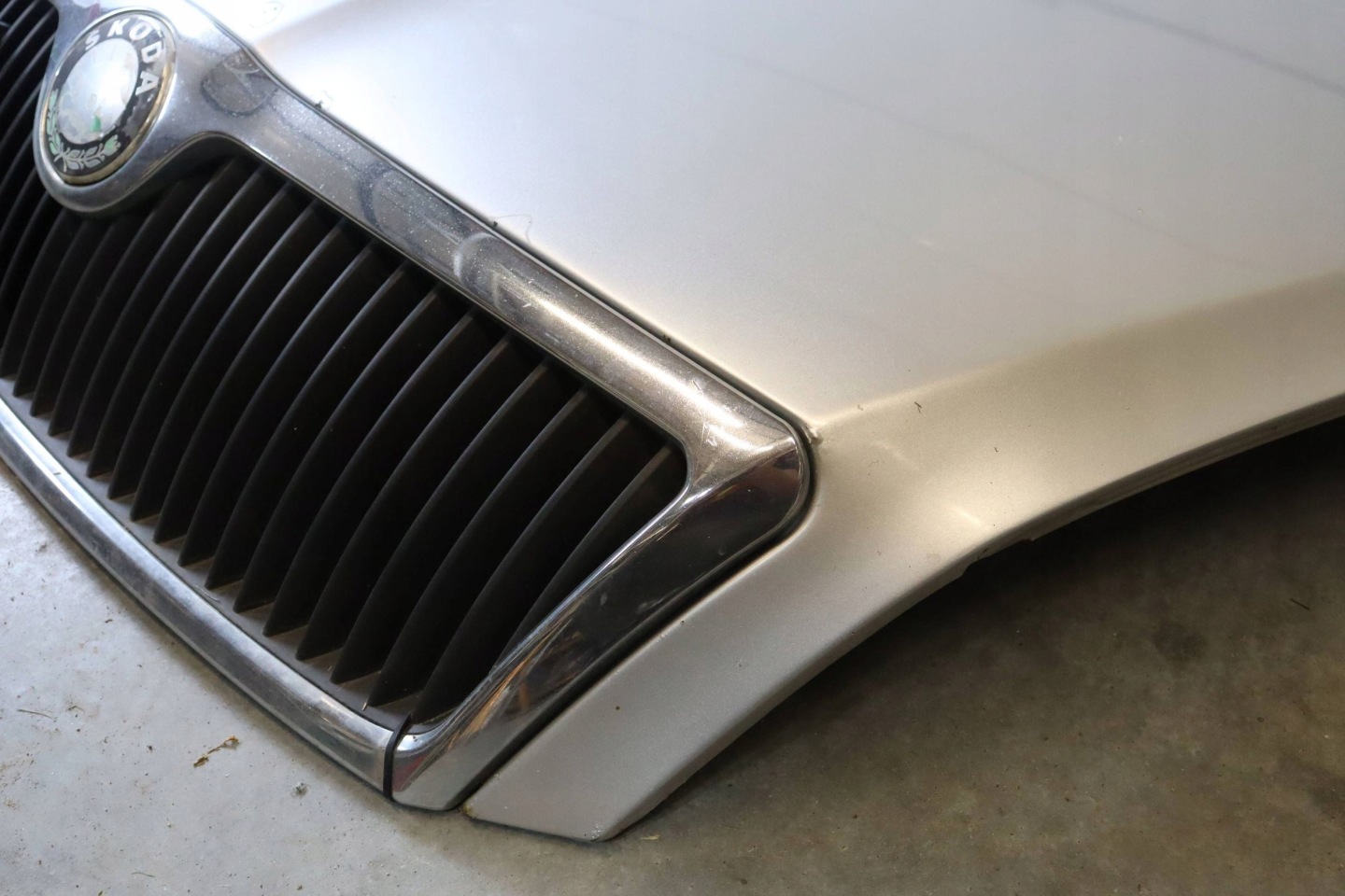 SKODA OCTAVIA II 2 bonnet front engine housing cover SREBRNA grill