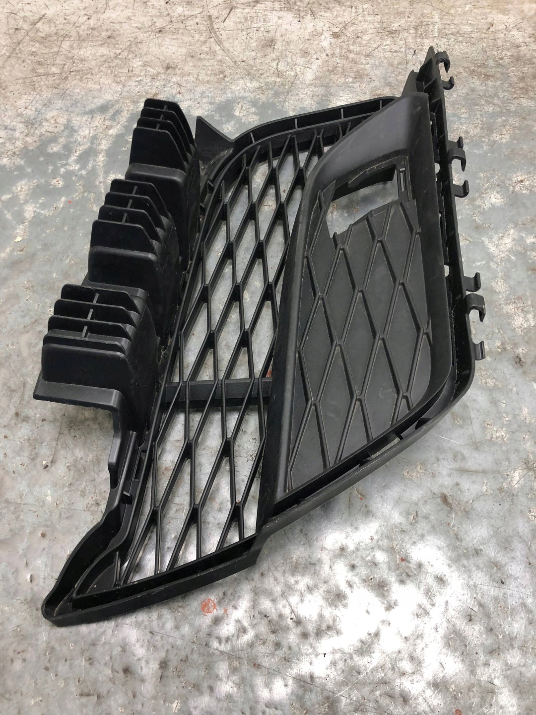 grid of a bumper left front TOYOTA SUPRA MK5 A90 8811317