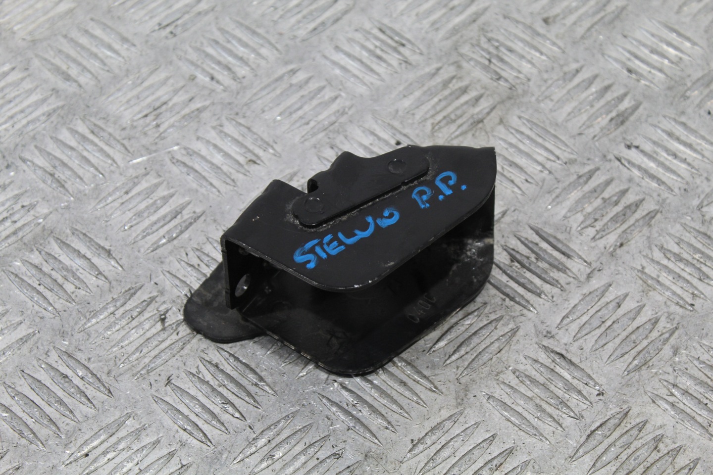 SUPPORT PLAQUE RADIATEUR DROITE AVANT STELVIO
