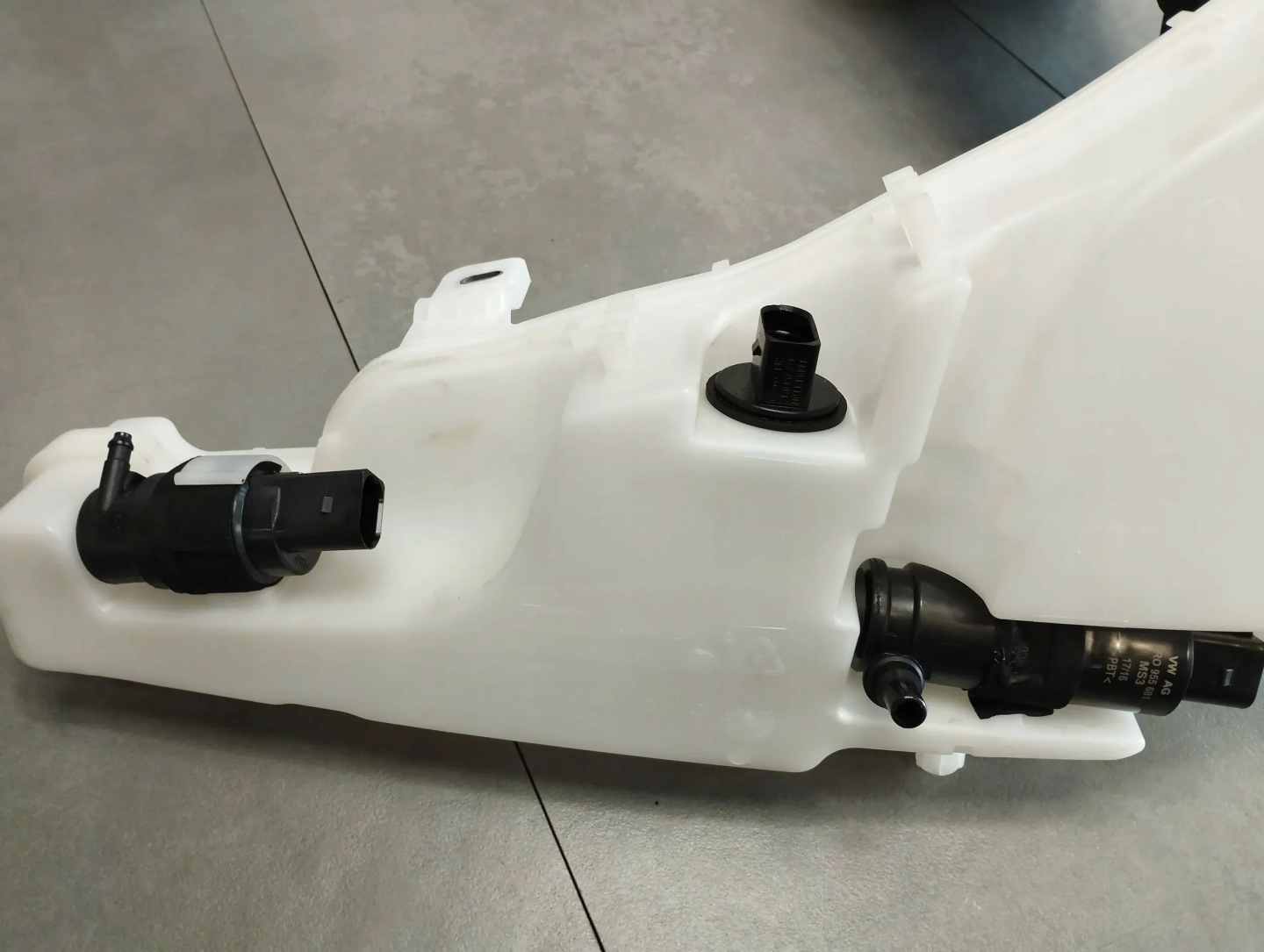 Audi A6 C7 4G washer fluid tank 4G1955462A