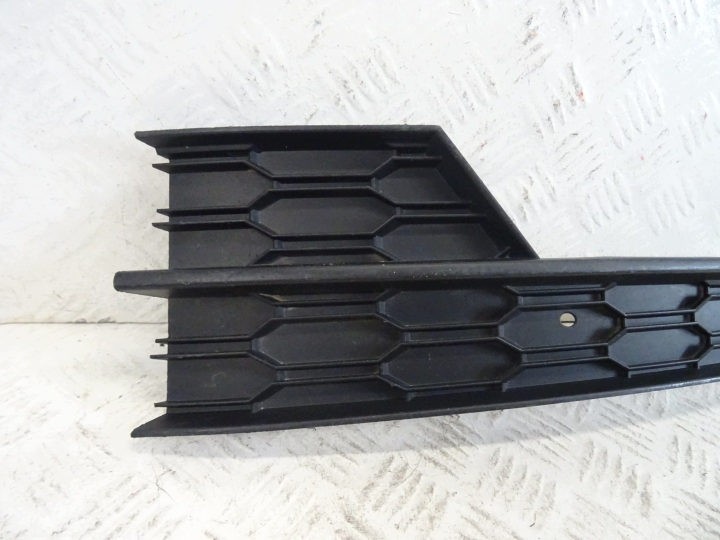 grid of a bumper front front left SKODA OCTAVIA III LIFT 5E0807681F