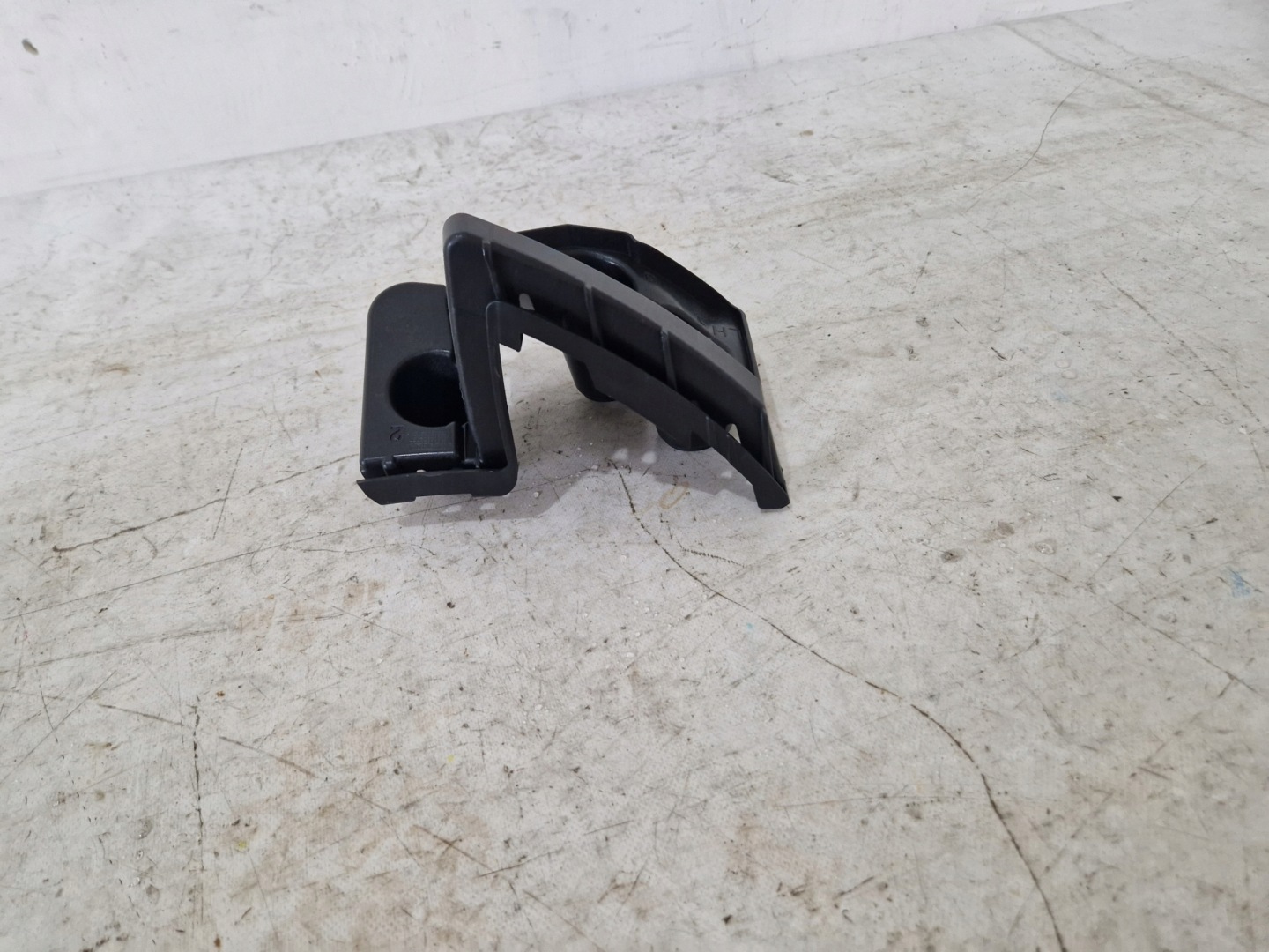 AUDI Q4 E-TRON. bumper bracket left rear part 89E807393