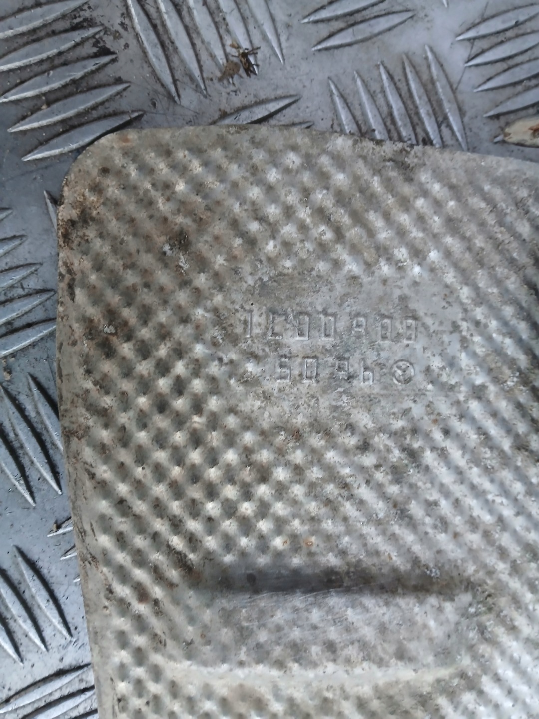 MERCEDES W211 Blende Abdeckung TERMICZNA TLUMIKA links oder rechts