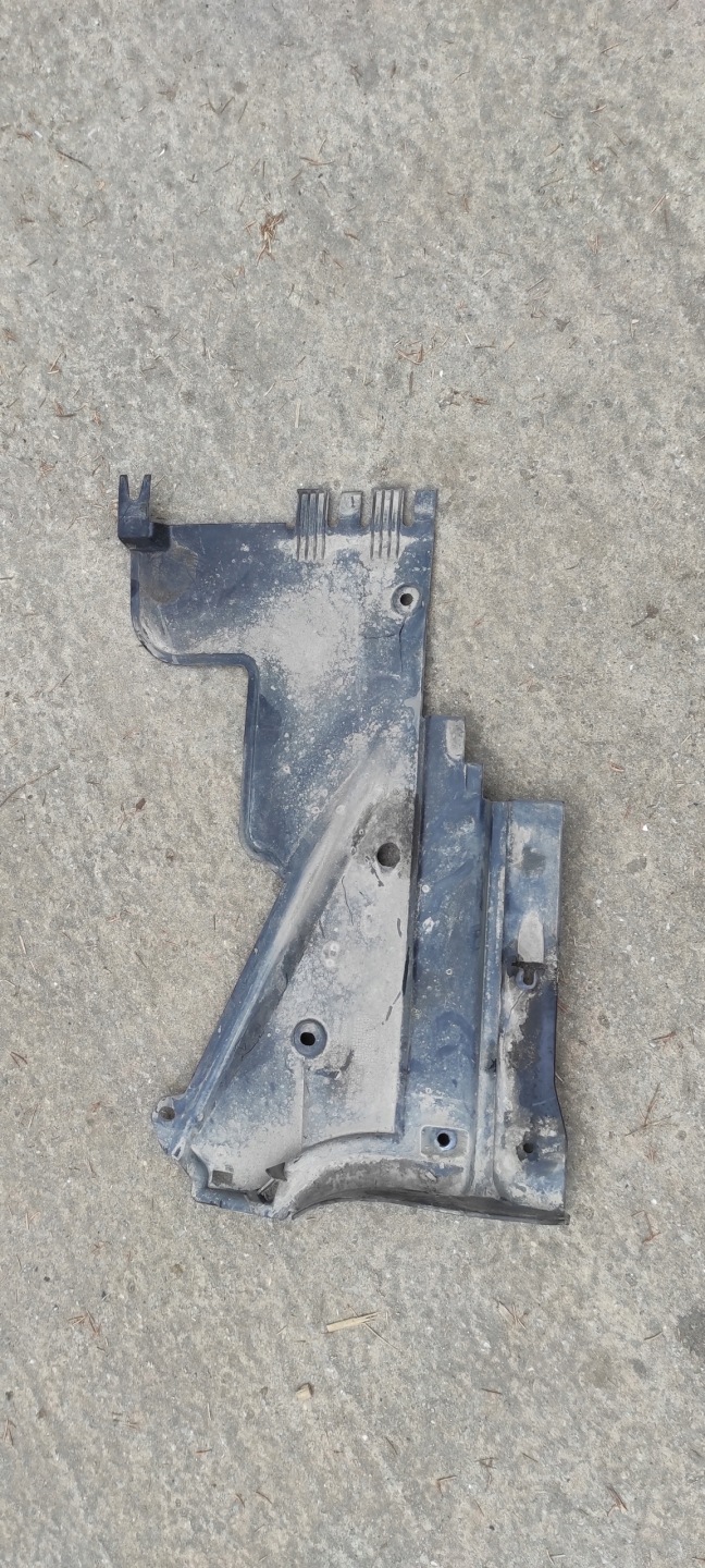 cover chassis right AUDI A5 8T 8T8825216B