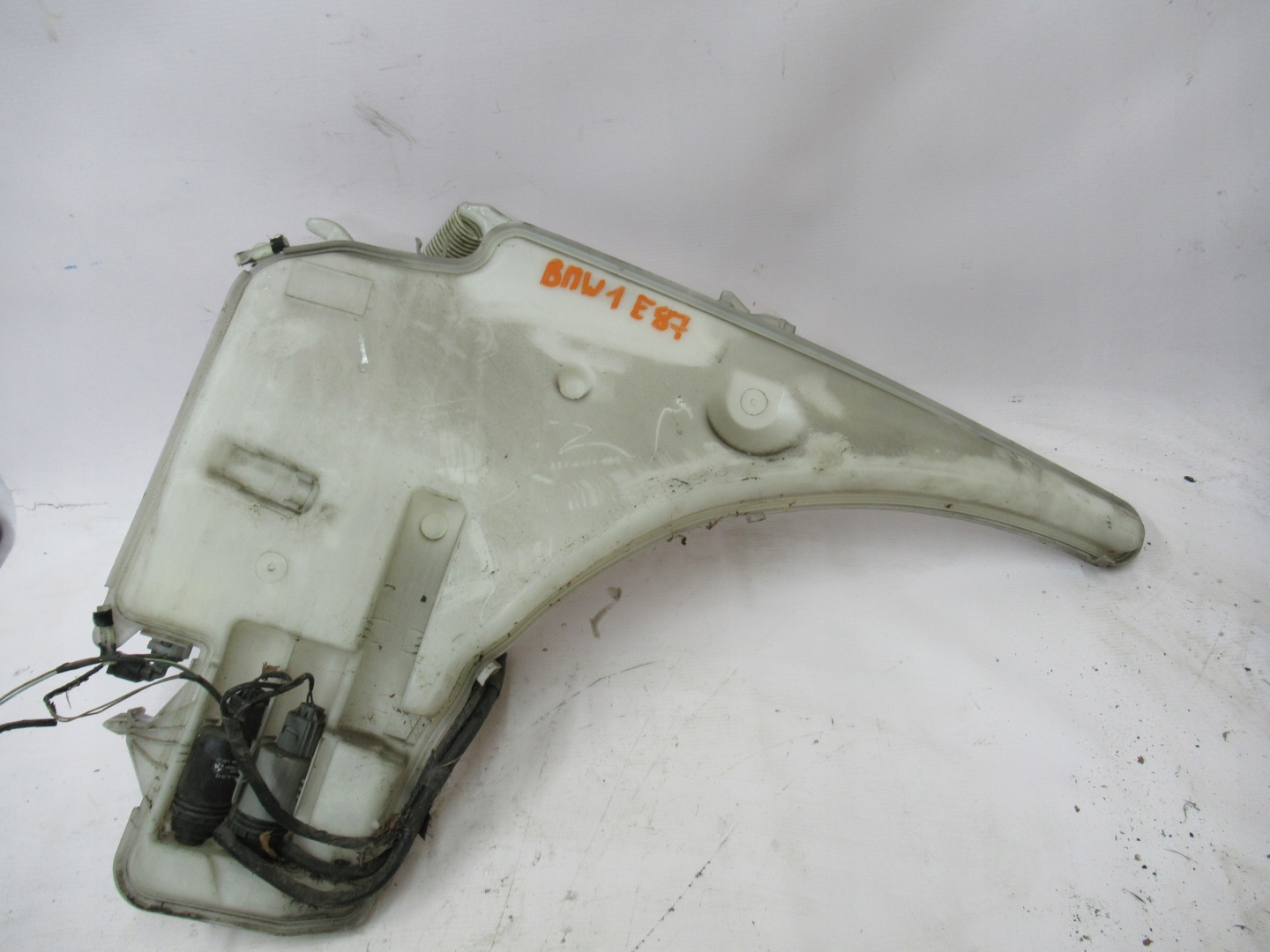 washer fluid tank BMW 1 E87 06