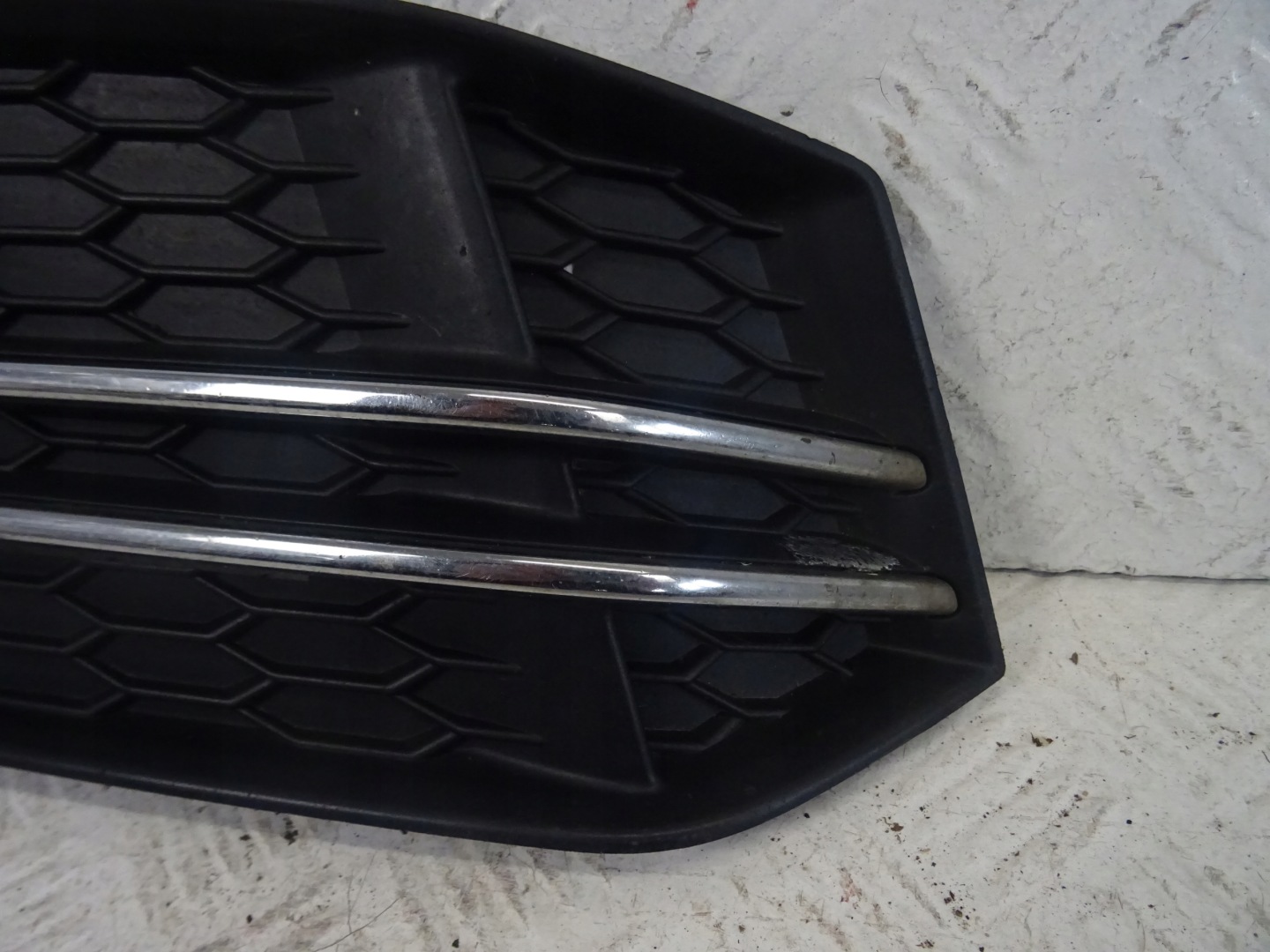 grid of a bumper right front AUDI A4 B9 S-LINE 8W0807682F