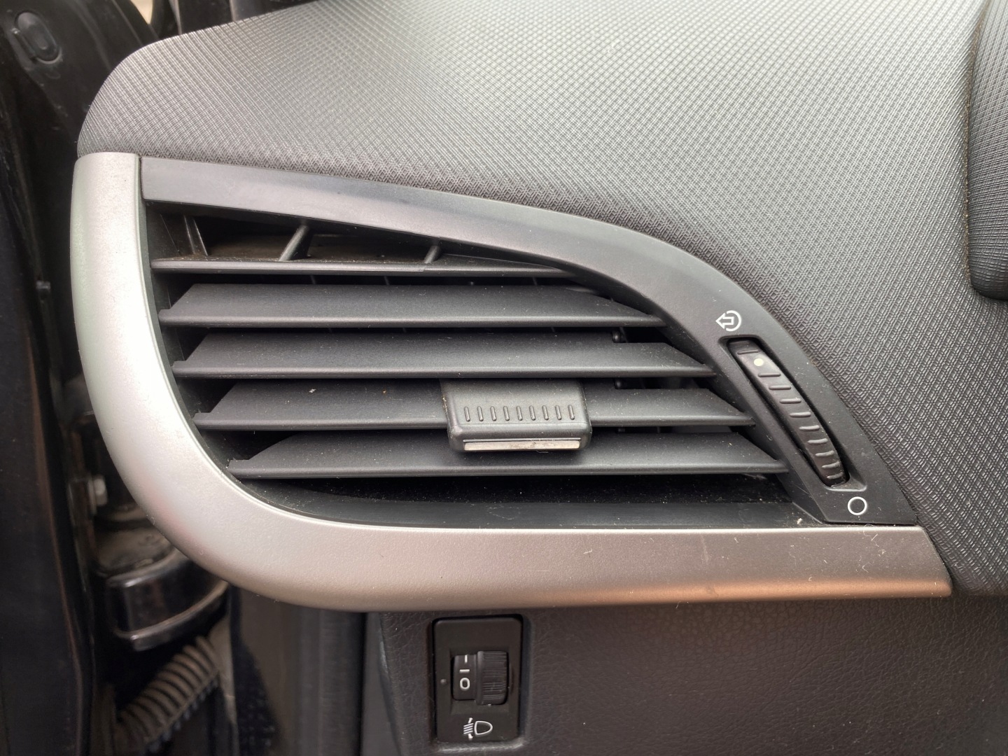 grid air conditioning devices air left driver´s Peugeot 207 SW 06-13