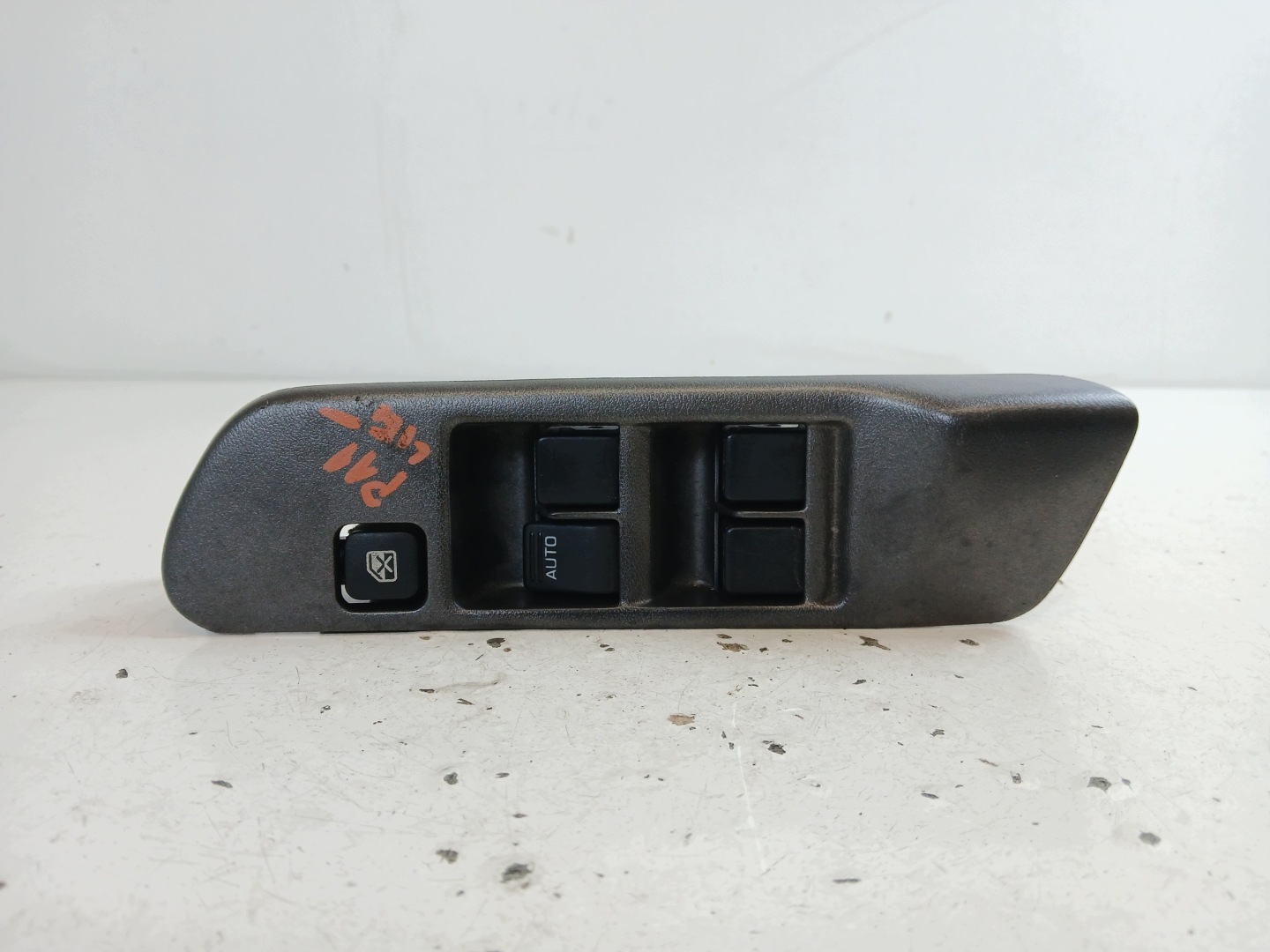 NISSAN PRIMERA P11 PANEL okna levý předek