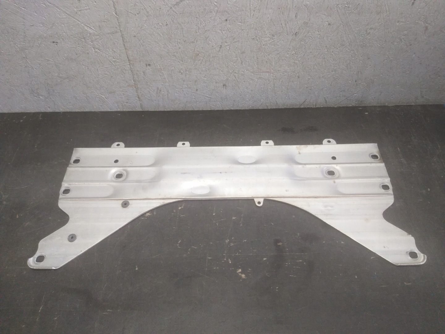 STÜTZE DES BODENS AUDI A6 C8 4K0803341