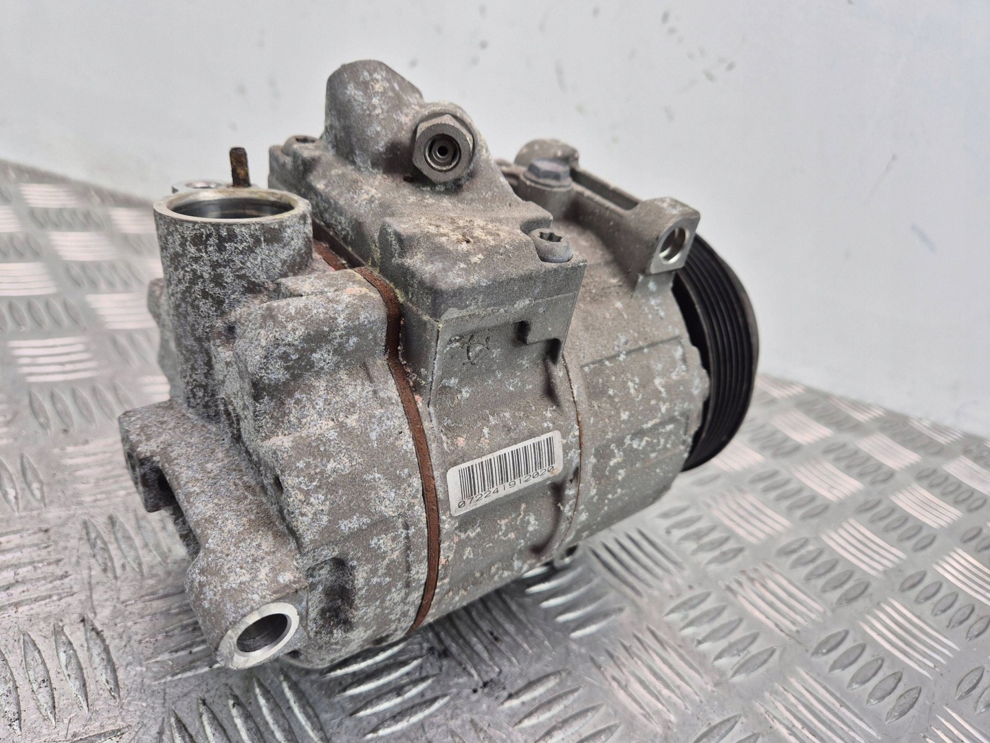 Mercedes E200 CGI W212 compressor; compressor of the air conditioning A0022304511 M271