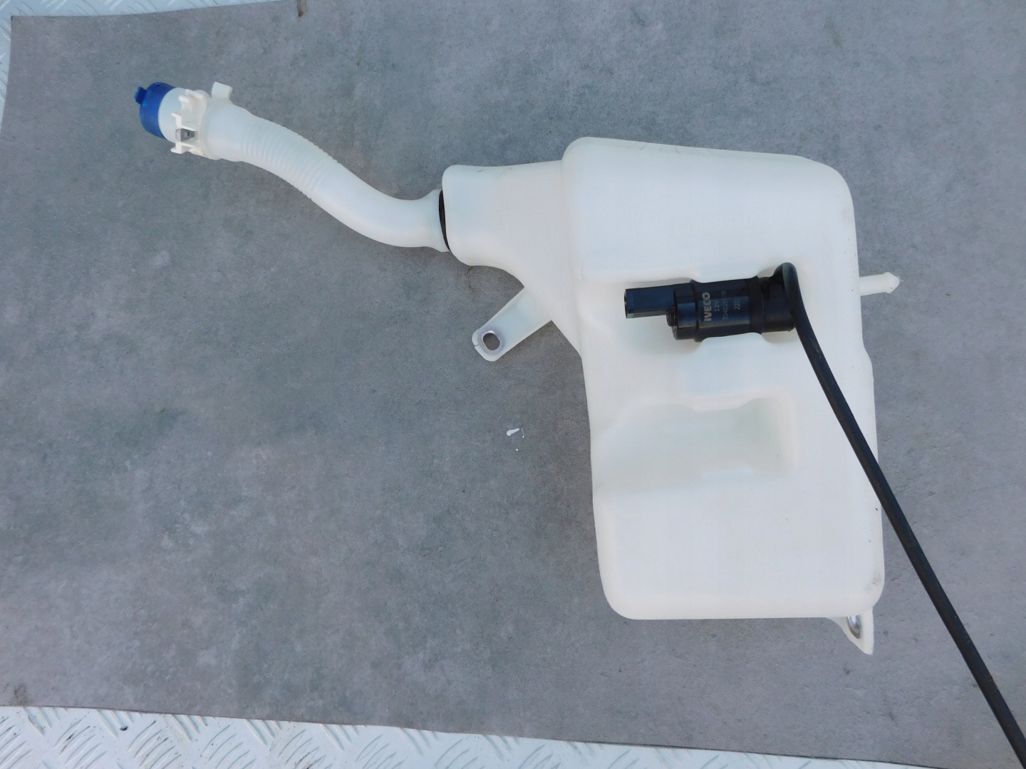 Iveco Daily VI 2014– serbatoio LIQUIDO LAVAFARI + Pompa Originale