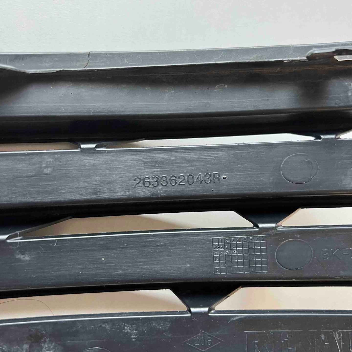 RENAULT MEGANE IV 4 16-20 grid left W bumper 263362043R