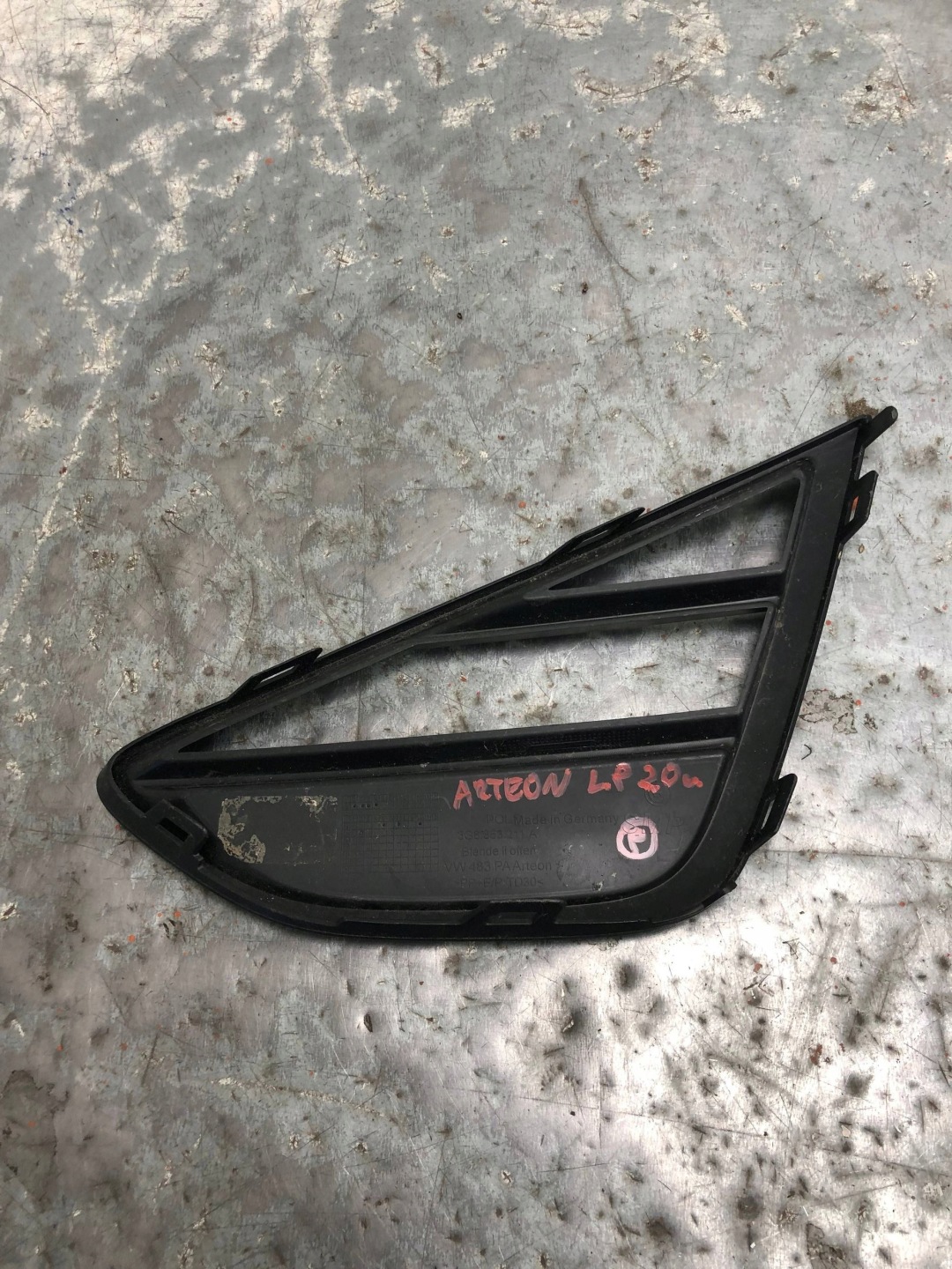 grid of a bumper left front VW ARTEON 3G8853211A