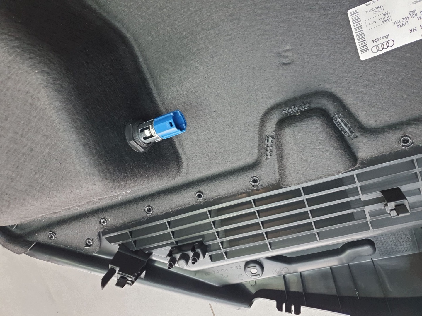 Audi A3 8Y hb boot upholstery left 8Y4863879A