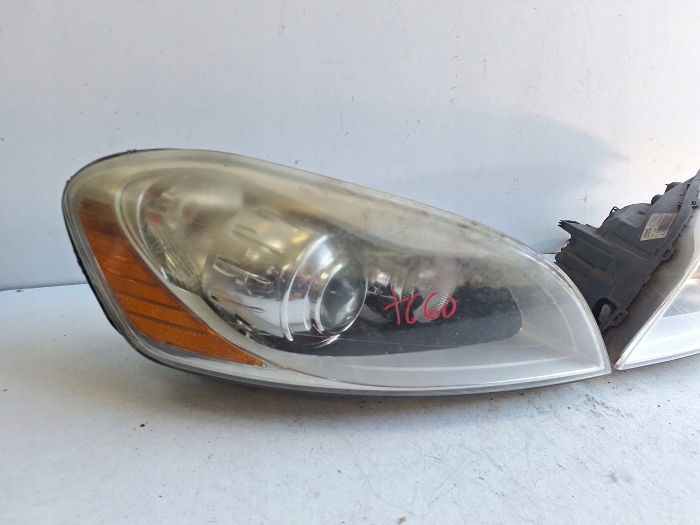 VOLVO XC60 08-13 light left XENON UK