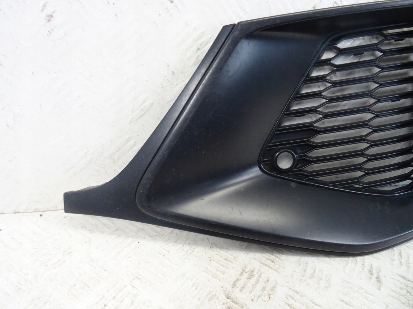 grid of a bumper front front left AUDI Q8 4M8 S-LINE 4M8807681A