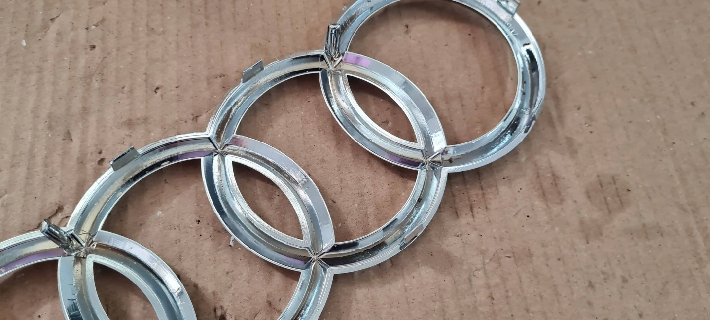 A4 B9 8W A5 logo EMBLEMAT grille GRILLA 4N0853605 VW AUDI