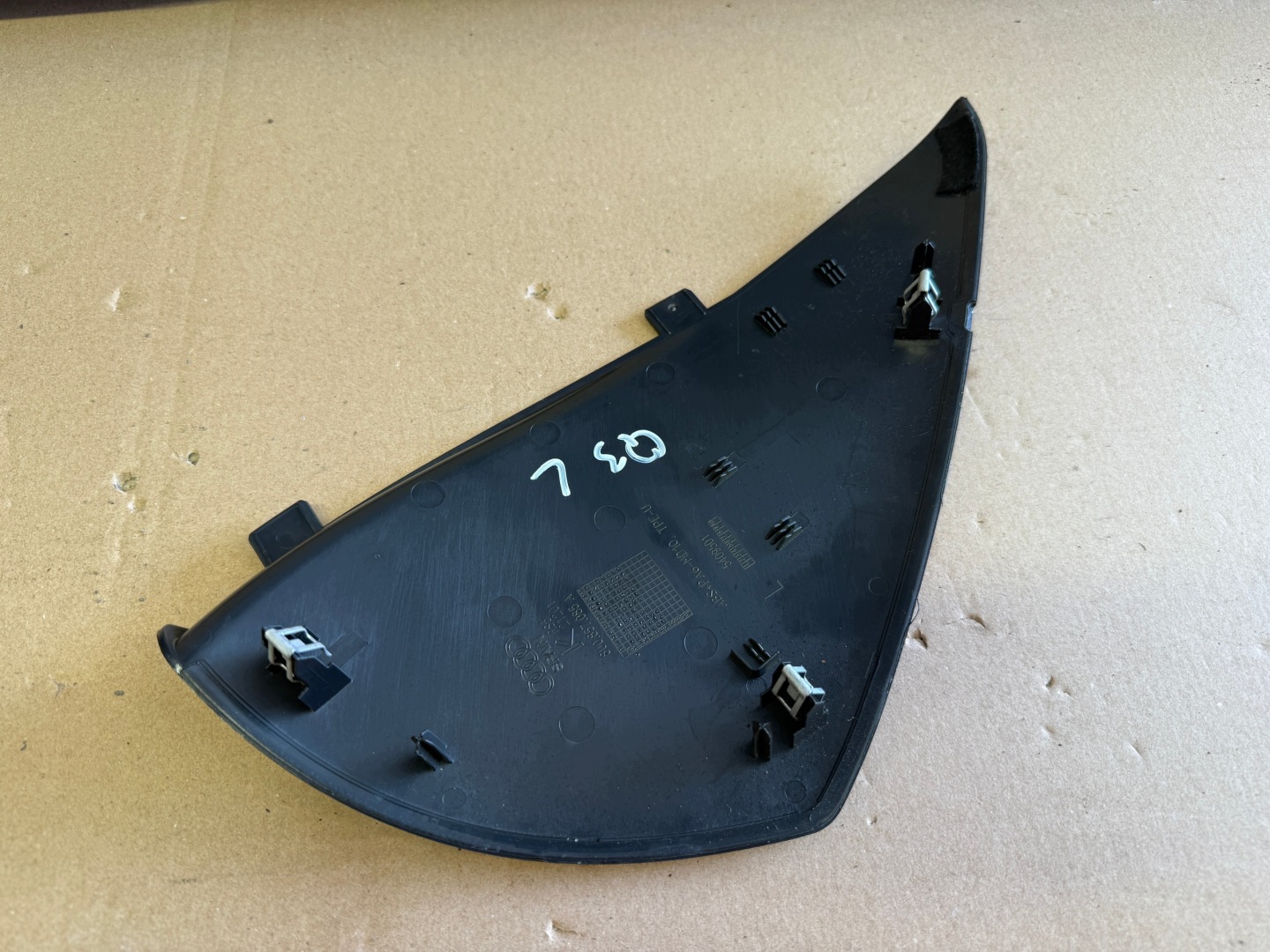 AUDI Q3 8U LIFT S-LINE couverture couverture console gauche 8U0857085A