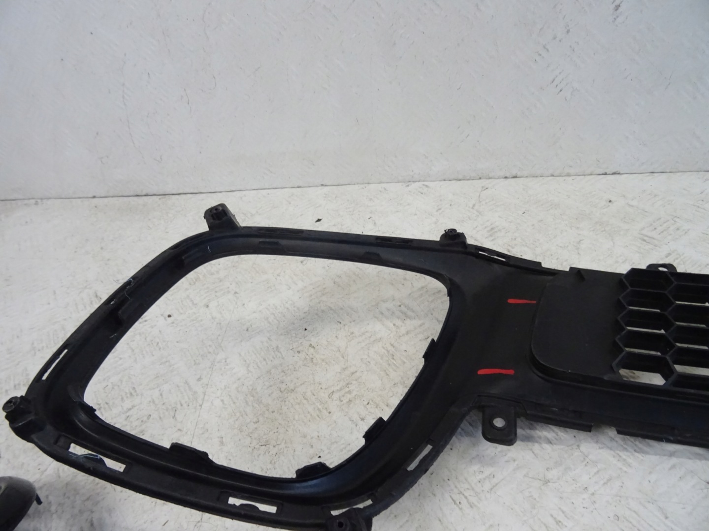 grid of a bumper front front central KIA PICANTO II 86569-1Y300