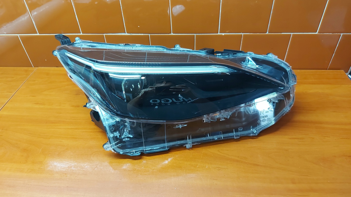 REFLEKTOR light right right front TOYOTA YARIS CROSS 20