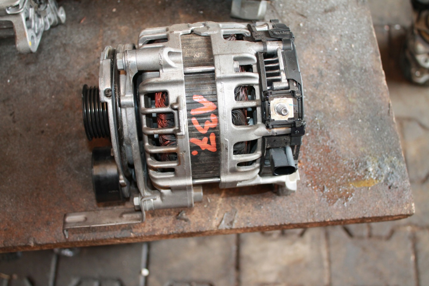 137.alternator BMW 8575059