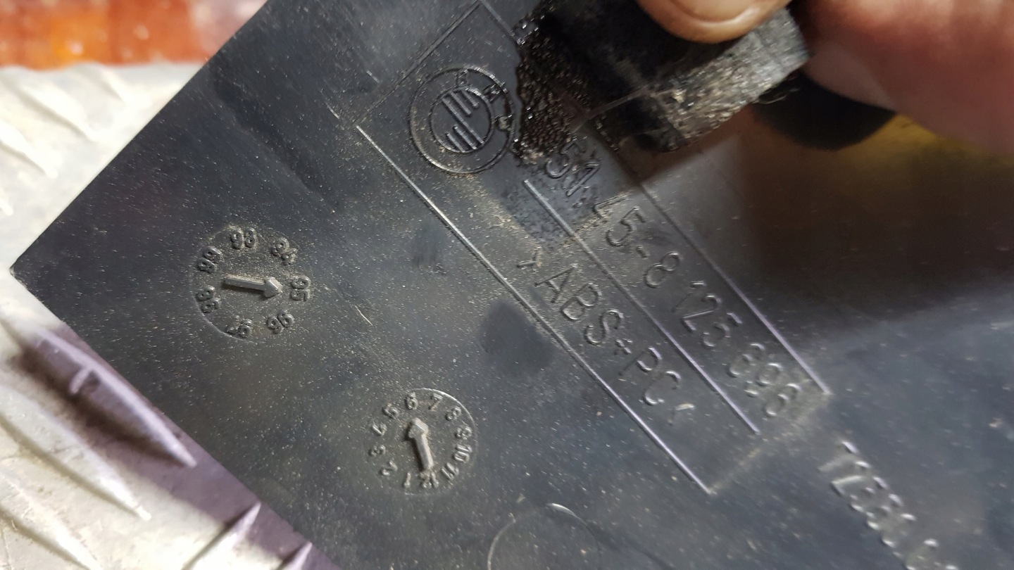 BMW E38 7 fedél csomag DESKI KOKPITU bal 8125696