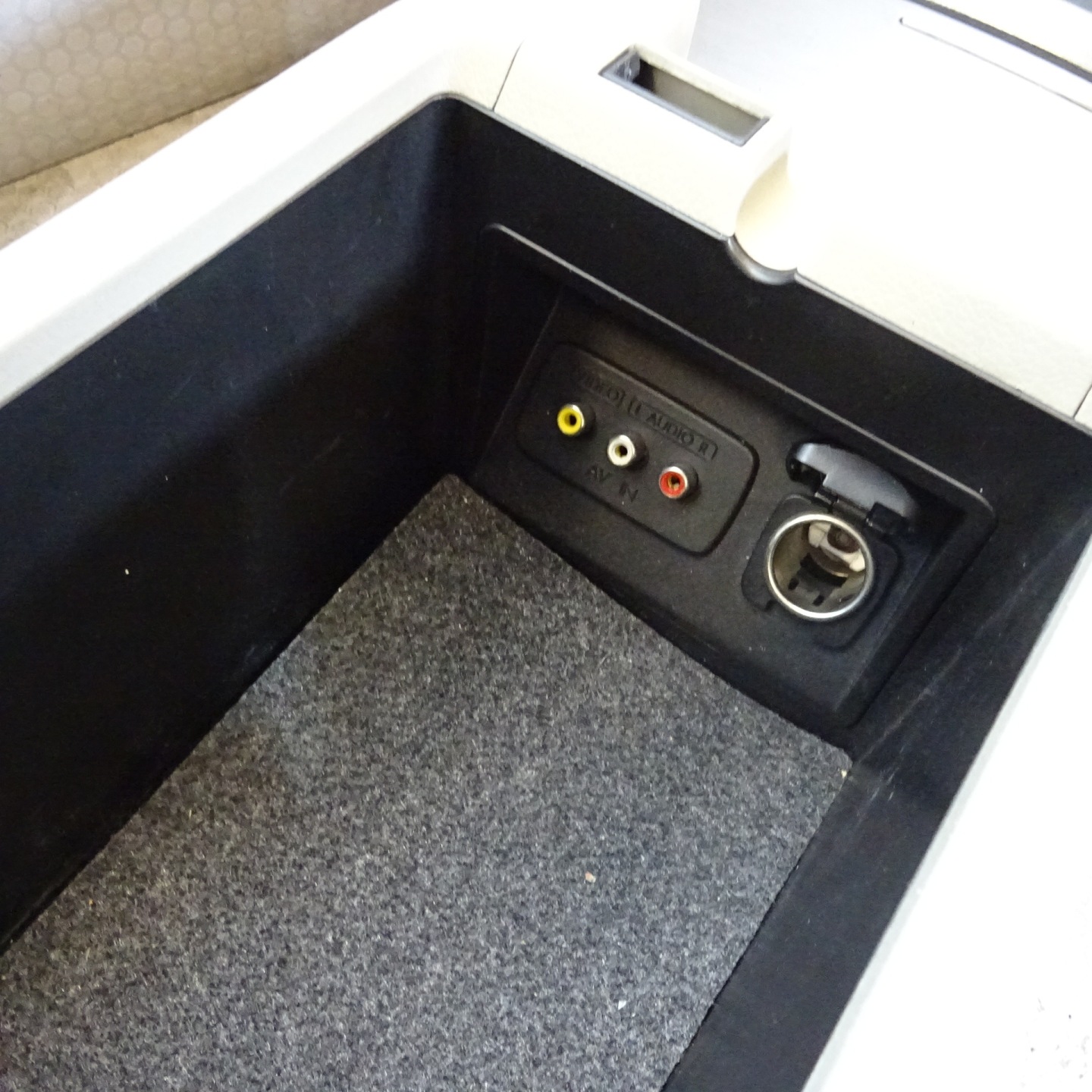 SUBARU OUTBACK IV TUNEL mitte